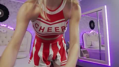 Snapshot of lilyrose_ chatting on September 15, 4:10 am online show from September 15, 4:10 am
