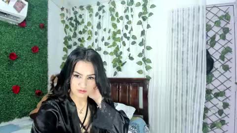 Snapshot of lina_paola chatting on October 5, 2:05 am paola online show from October 5, 2:05 am