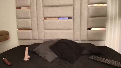 Mia online show from December 19, 3:15 pm