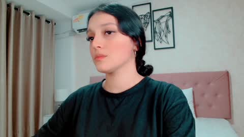 Snapshot of littlemolly_pregnant chatting on January 5, 11:12 pm Sarahs Room online show from January 5, 11:12 pm