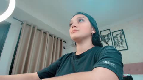 Snapshot of littlemolly_pregnant chatting on February 4, 1:56 am Sarahs Room online show from February 4, 1:56 am