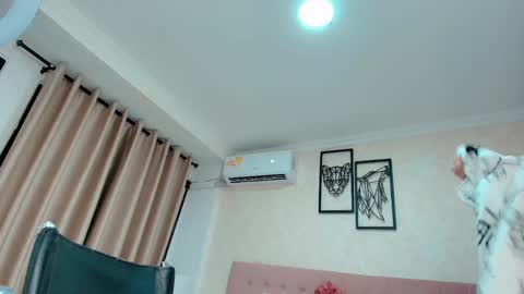 Snapshot of littlemolly_pregnant chatting on March 2, 1:15 am Sarahs Room online show from March 2, 1:15 am
