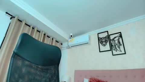 Snapshot of littlemolly_pregnant chatting on October 15, 1:19 am Sarahs Room online show from October 15, 1:19 am