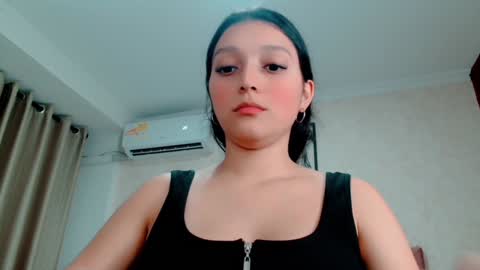 Snapshot of littlemolly_pregnant chatting on January 5, 2:38 am Sarahs Room online show from January 5, 2:38 am