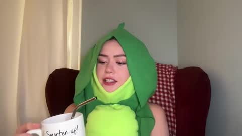 Snapshot of littlesugarpea chatting on September 9, 10:20 pm Little Sugar Pea  online show from September 9, 10:20 pm