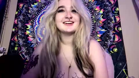 Snapshot of lizz44887 chatting on February 22, 10:37 pm Lizz  online show from February 22, 10:37 pm