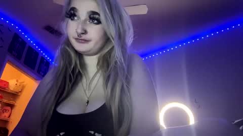 Snapshot of lizz44887 chatting on January 25, 4:23 am Lizz  online show from January 25, 4:23 am