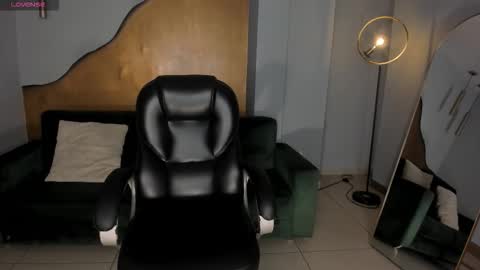 Lizzi  online show from February 4, 9:07 pm