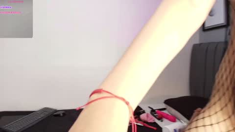 Snapshot of lizzie_evans chatting on December 27, 12:23 pm Lizzie online show from December 27, 12:23 pm