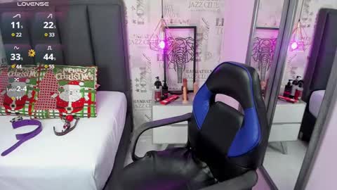 Snapshot of lizziemontana2 chatting on December 14, 12:44 pm online show from December 14, 12:44 pm