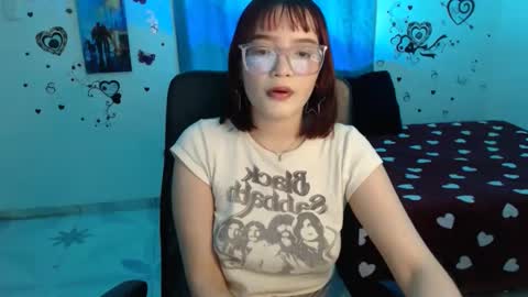 Snapshot of lizzyroses chatting on February 24, 12:24 pm Elizabeth but call me Lizz  online show from February 24, 12:24 pm
