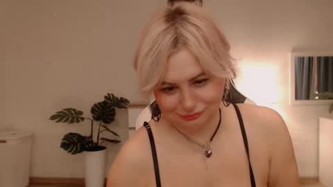  Lola  online show from February 18, 10:03 am