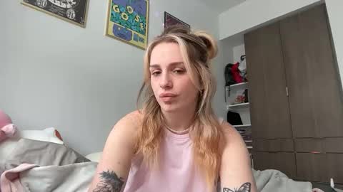 lolaa555 online show from April 1, 7:00 pm