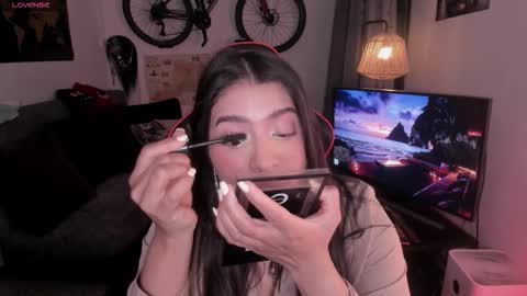 lolaasmith_21 online show from January 18, 7:10 pm