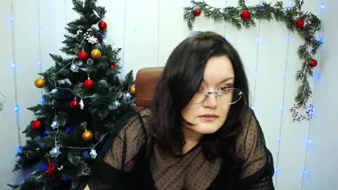 lolahikls online show from December 11, 1:06 pm