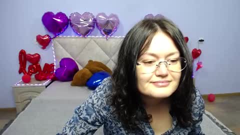 lolahikls online show from March 1, 7:30 am