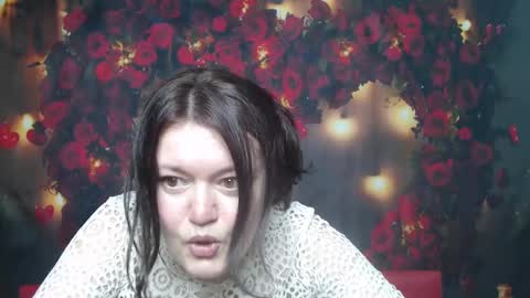 lolahikls online show from February 8, 1:44 pm