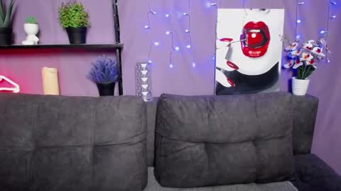 lolahikls online show from March 11, 5:24 pm