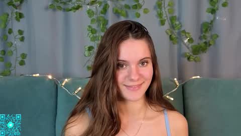 Chloe for Fan BlackHole online show from October 6, 7:29 pm