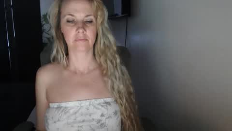 LoVe On  online show from February 21, 3:46 pm