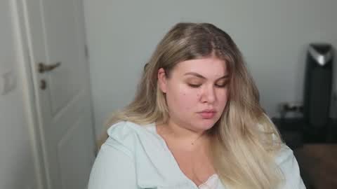 Snapshot of love_wiggy18 chatting on September 24, 2:38 pm Ally online show from September 24, 2:38 pm