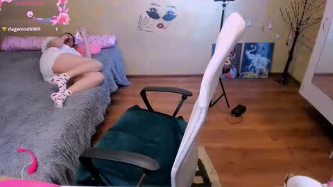 Snapshot of loveboys1993 chatting on September 24, 12:48 pm cat-girl online show from September 24, 12:48 pm