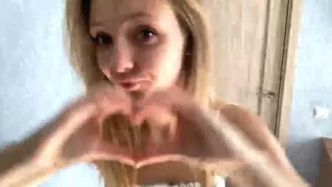 Snapshot of lovelladeboer chatting on October 17, 8:50 am Ella online show from October 17, 8:50 am