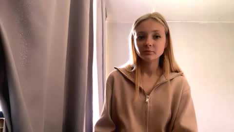 Snapshot of lovelladeboer chatting on October 8, 9:24 am Ella online show from October 8, 9:24 am