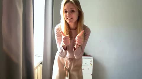 Snapshot of lovelladeboer chatting on October 16, 8:39 am Ella online show from October 16, 8:39 am