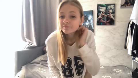 Snapshot of lovelladeboer chatting on October 12, 7:22 am Ella online show from October 12, 7:22 am