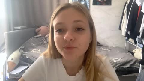 Snapshot of lovelladeboer chatting on October 13, 7:44 am Ella online show from October 13, 7:44 am