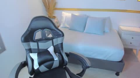Snapshot of luccia_smith chatting on October 7, 12:53 pm L U C C I A online show from October 7, 12:53 pm