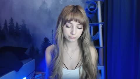 Snapshot of luciacam20 chatting on December 17, 7:29 am Lucy online show from December 17, 7:29 am