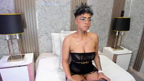  lucia wallace  online show from February 18, 12:43 am