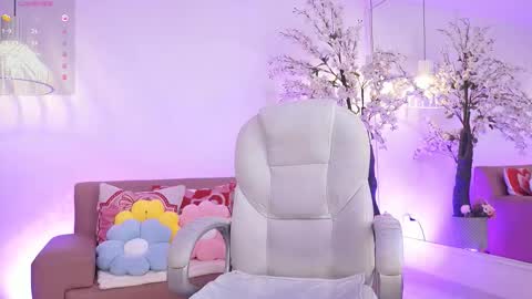 lucyweisser online show from March 19, 9:08 pm