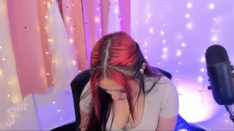 Snapshot of lucyy_peach chatting on February 12, 2:35 am LUCYY FROM HOME online show from February 12, 2:35 am