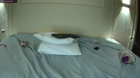 luna and banji online show from December 5, 9:54 am