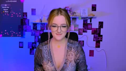 luna_berryy online show from February 25, 9:35 pm