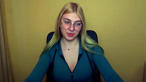 Snapshot of luna_lush_ chatting on January 4, 8:17 am Luna online show from January 4, 8:17 am