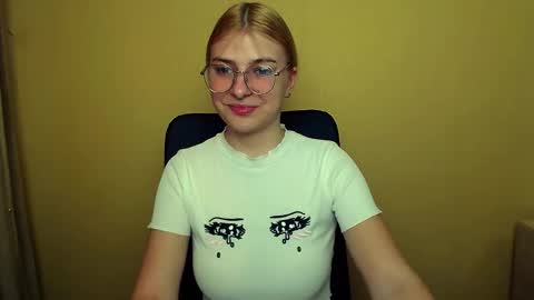 Snapshot of luna_lush_ chatting on January 30, 9:47 am Luna online show from January 30, 9:47 am