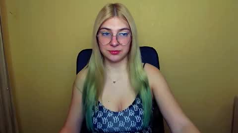 Snapshot of luna_lush_ chatting on January 8, 8:16 am Luna online show from January 8, 8:16 am