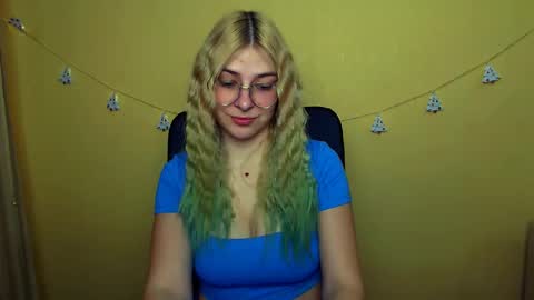 Snapshot of luna_lush_ chatting on December 17, 8:23 am Luna online show from December 17, 8:23 am