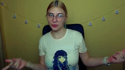 Snapshot of luna_lush_ chatting on December 15, 9:35 am Luna online show from December 15, 9:35 am