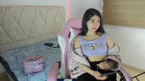 Snapshot of luna_roussee chatting on September 25, 8:24 am luna_roussee online show from September 25, 8:24 am