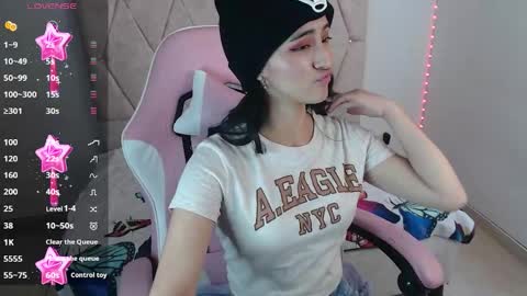 Snapshot of luna_roussee chatting on March 1, 6:32 pm luna_roussee online show from March 1, 6:32 pm