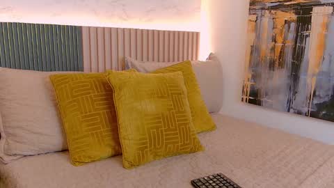 luna_valle online show from November 25, 9:15 pm