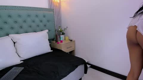 lunaasmithh online show from April 14, 11:43 am