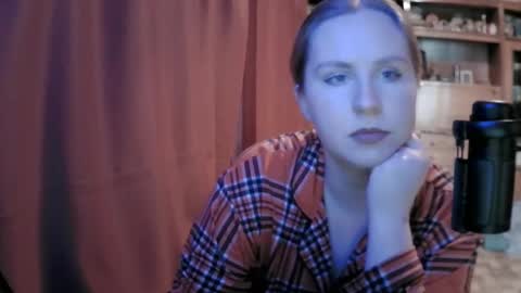 lunamystique_ online show from February 19, 9:42 am