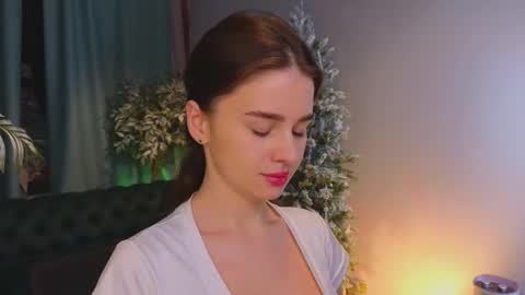 lunaolivia_ online show from December 15, 12:54 pm