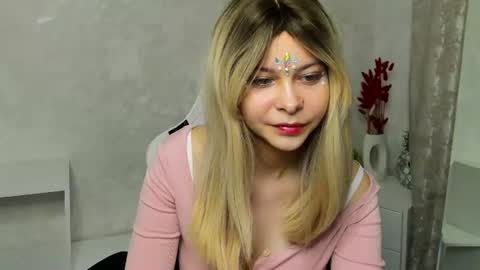 Lune FallenStar online show from June 18, 9:14 am